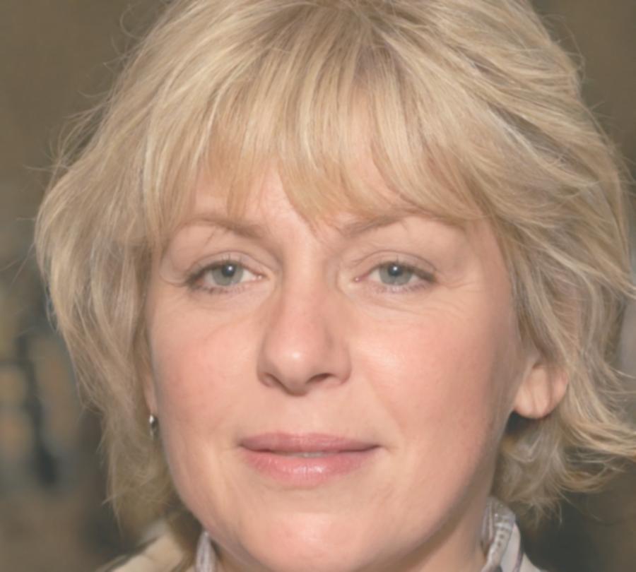 Teilnehmerin bei konzentrierter Arbeit mit Finanzunterlagen